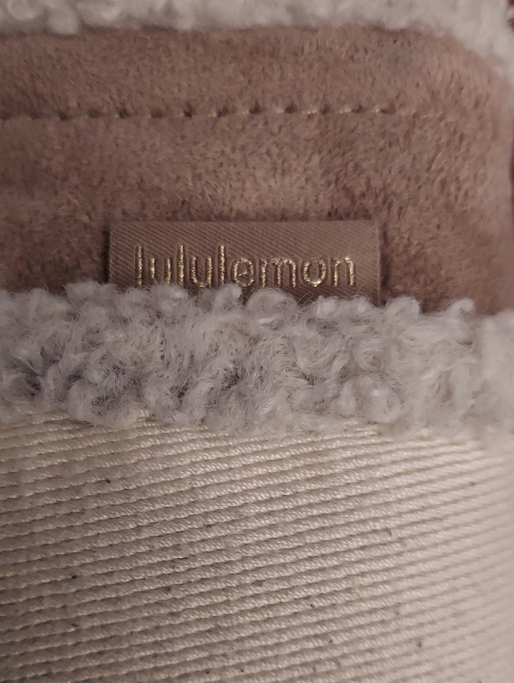 Lululemon Athletica Sherpa Trim Bag with Removable Strap - Picture 6 of 9